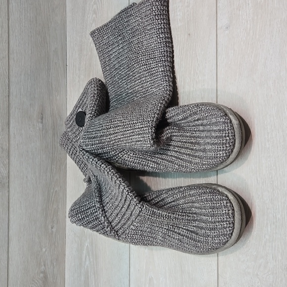 Ugg Australia Women 5819 Cardi Sweater Button boots shoes sz 6 - Picture 2 of 9